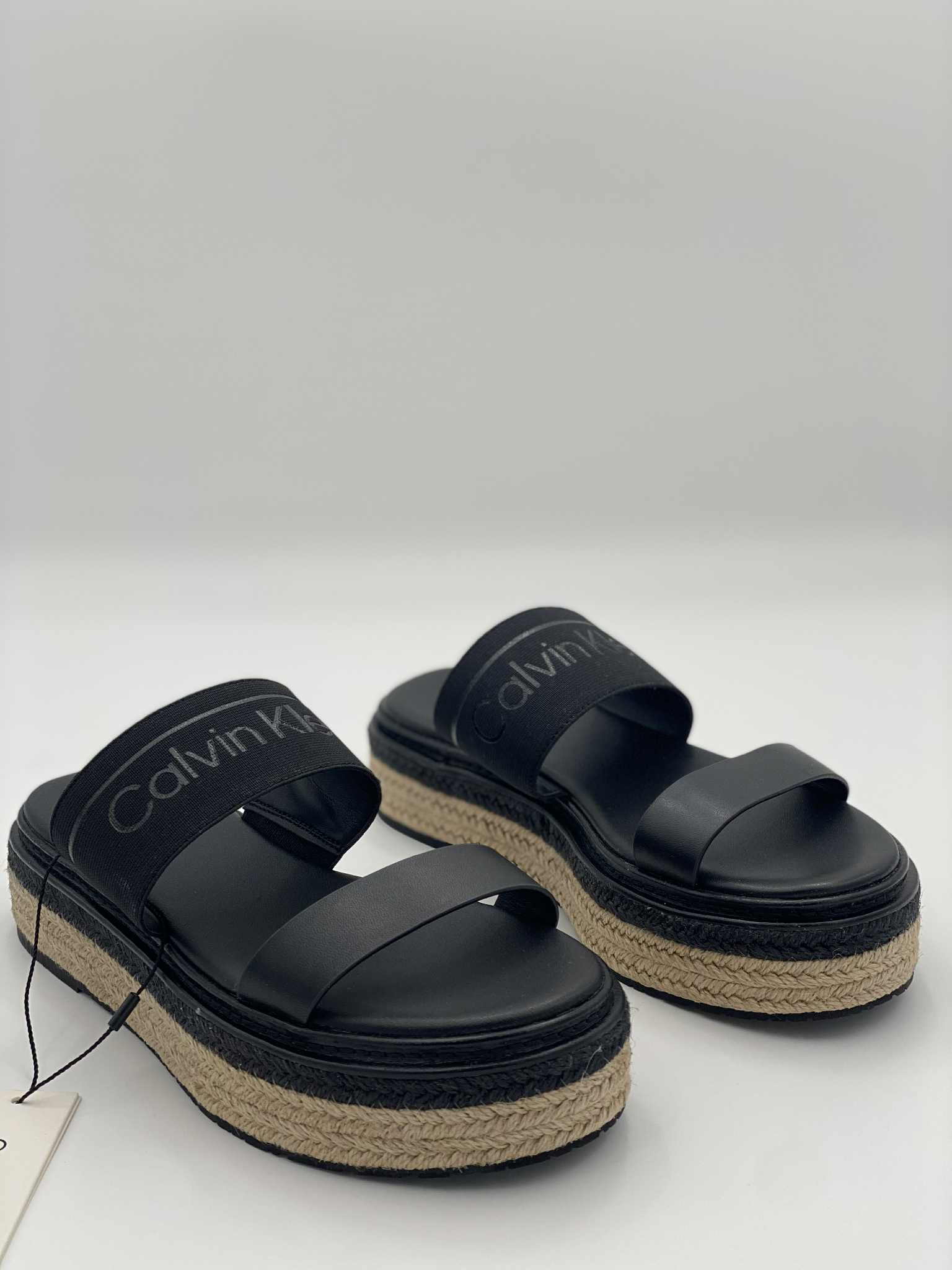 Flatform leather slippers with plain pattern