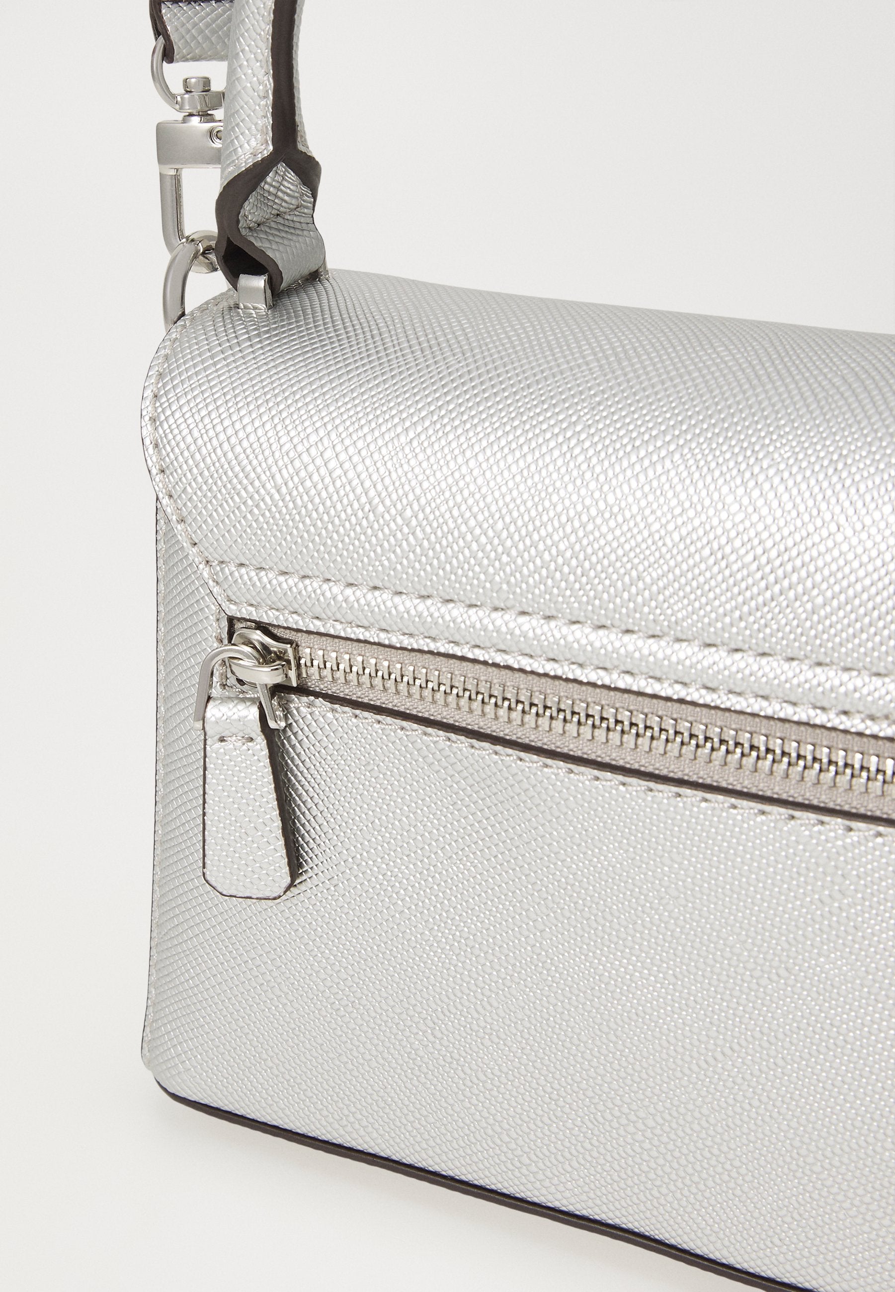 FEDANA TOP HANDLE FLAP - Rokassoma