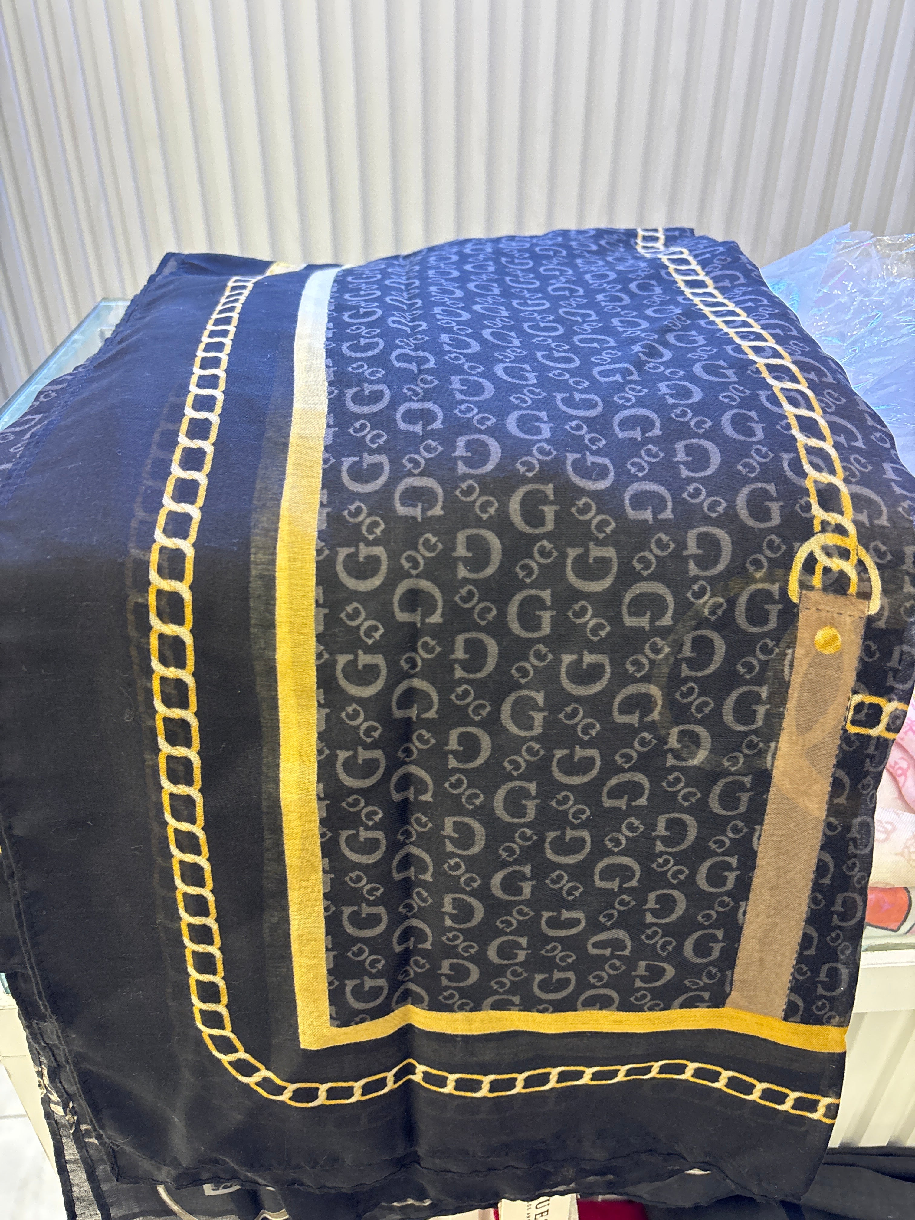 Guess scarf