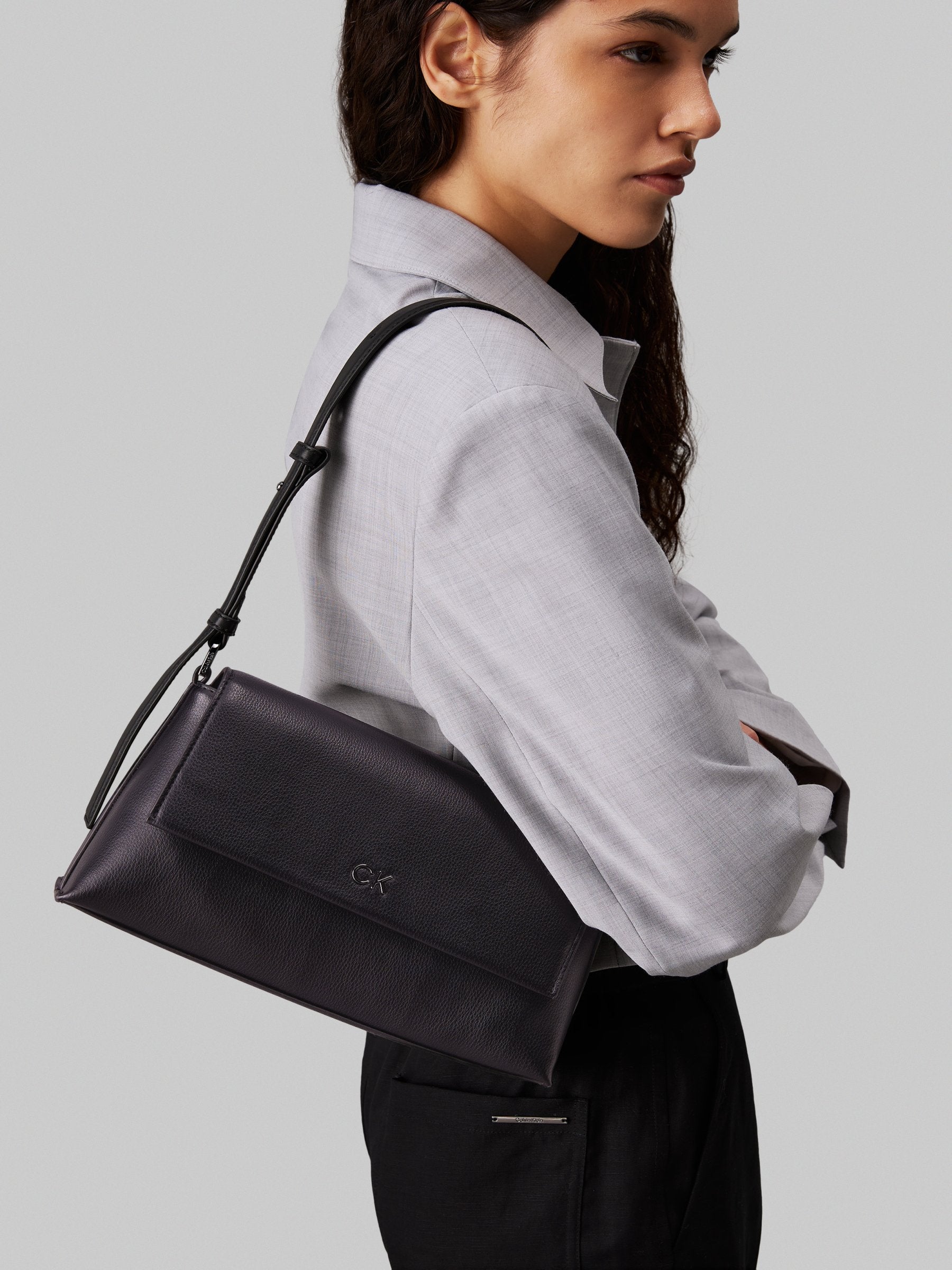 Ck Daily Shoulder Bag Pebble