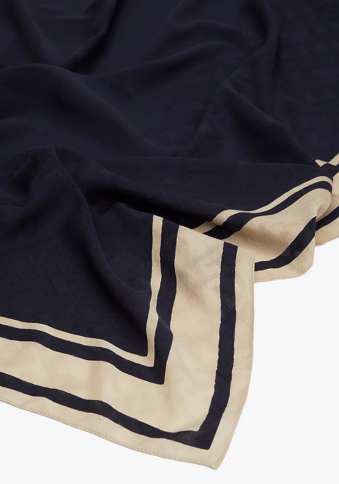 Tommy Hilfiger scarf